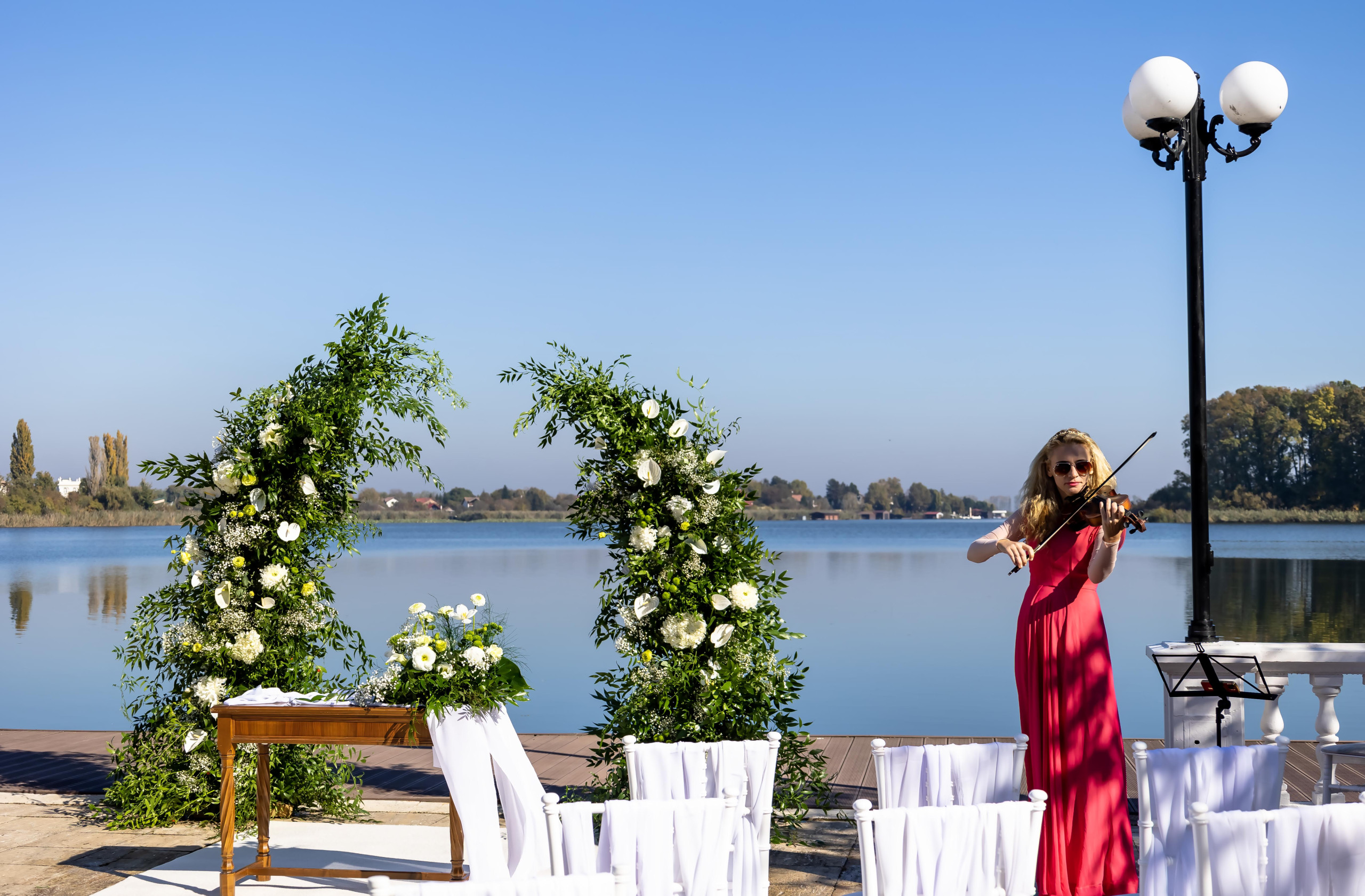 Arcadă lejeră cu flori albe - imagine 2