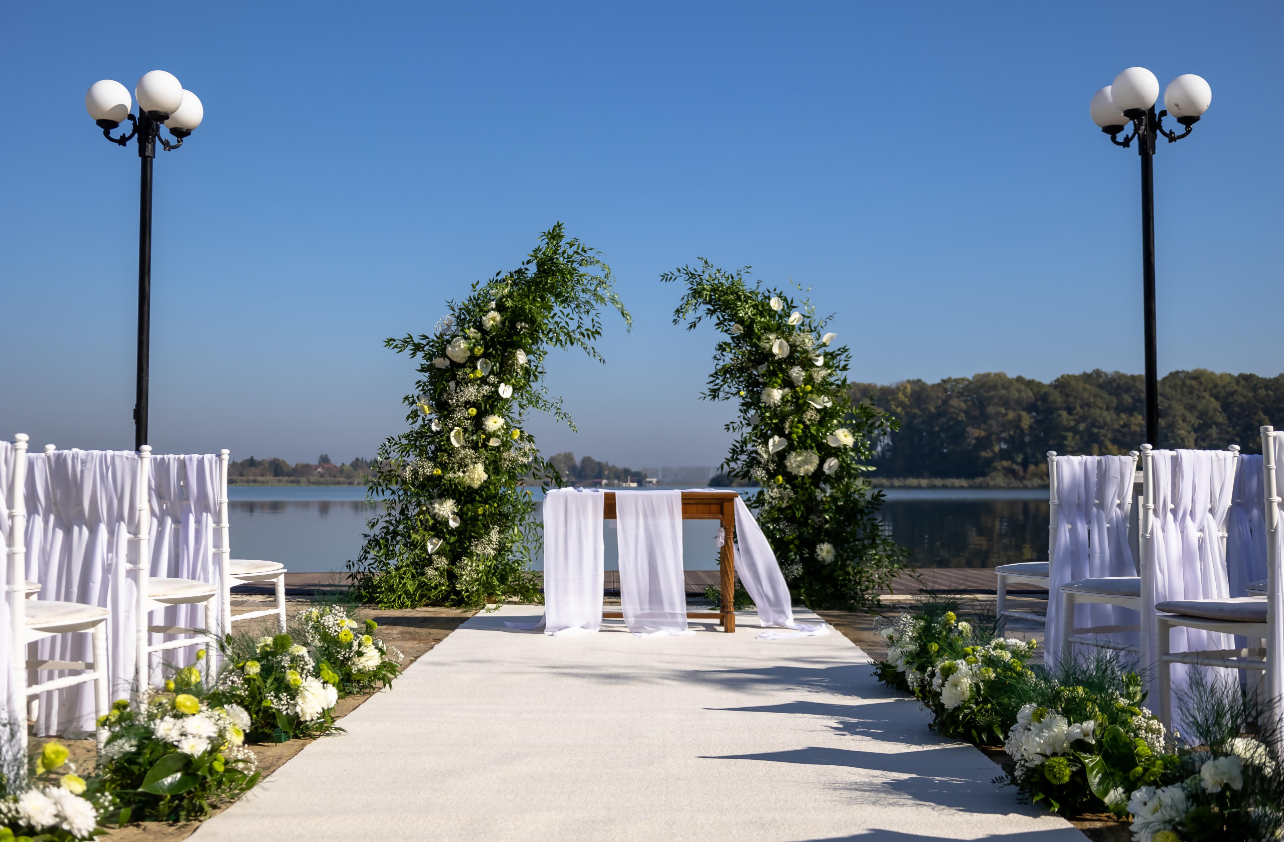 Arcadă lejeră cu flori albe - imagine 4