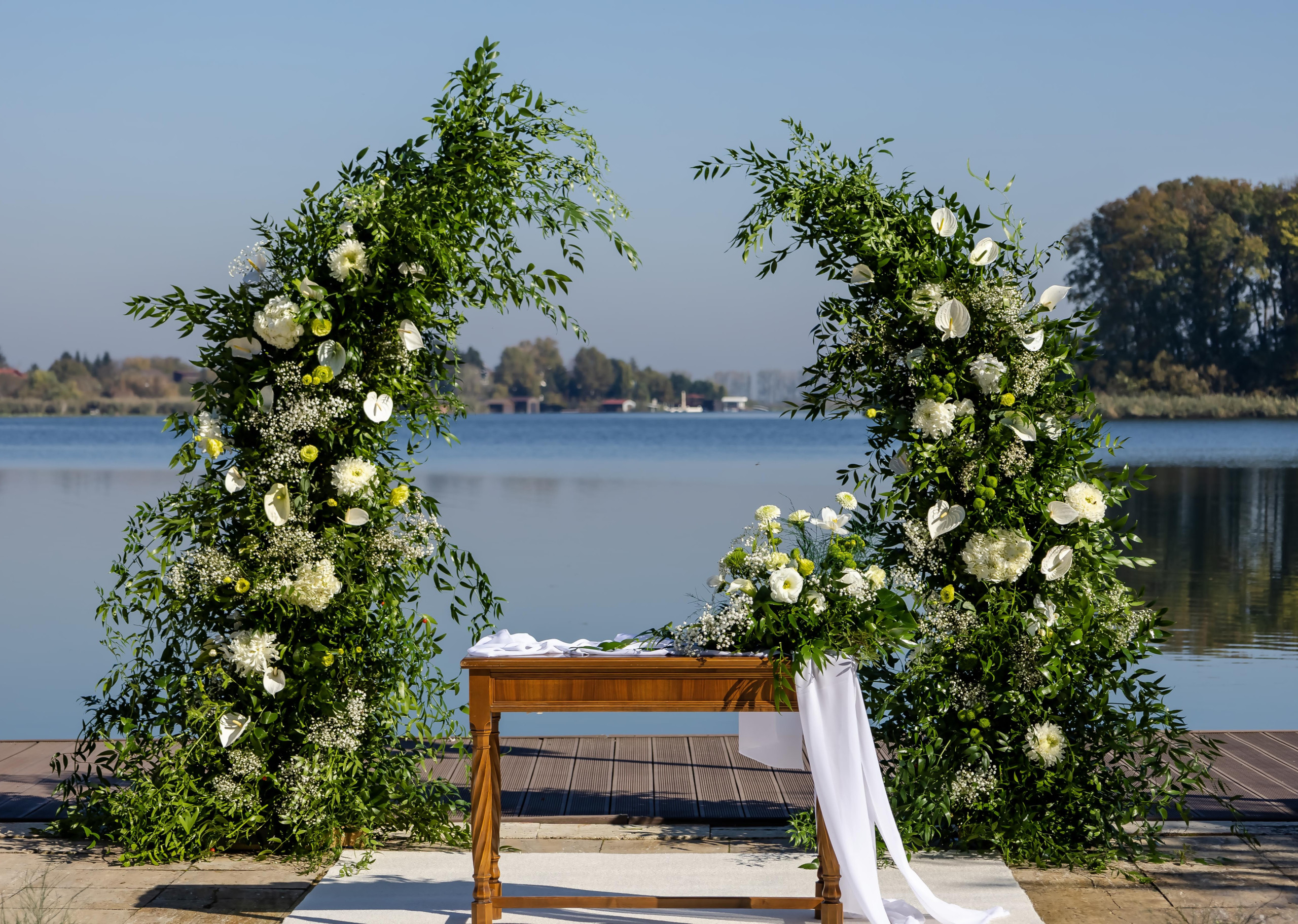 Arcadă lejeră cu flori albe