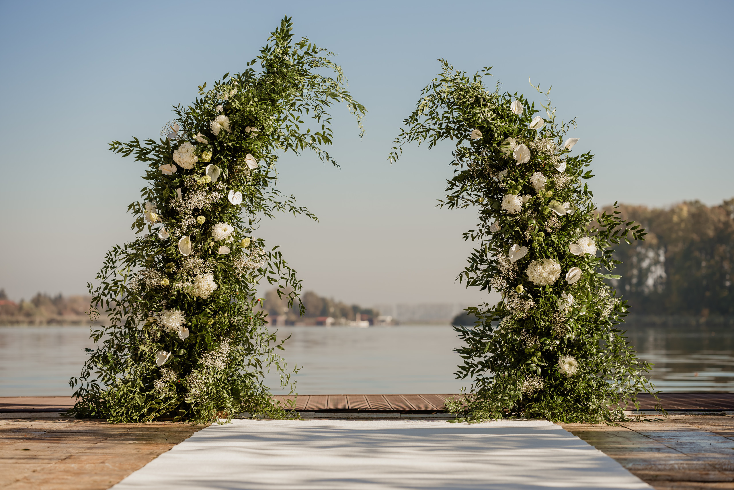 Arcadă lejeră cu flori albe - imagine 3