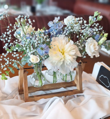 Aranjament floral eprubete flori bleu